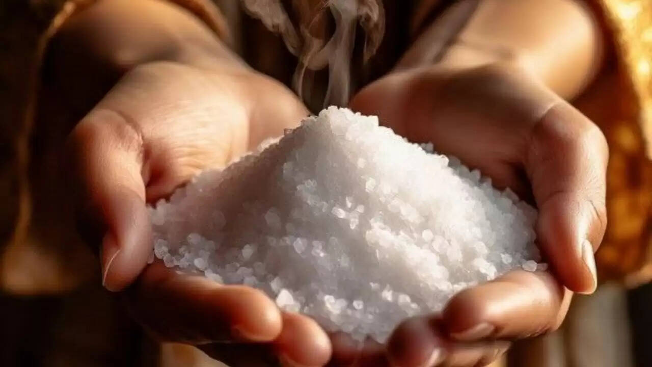 भारत में हाथ में वस्तुएं न देने की परंपरा का महत्व