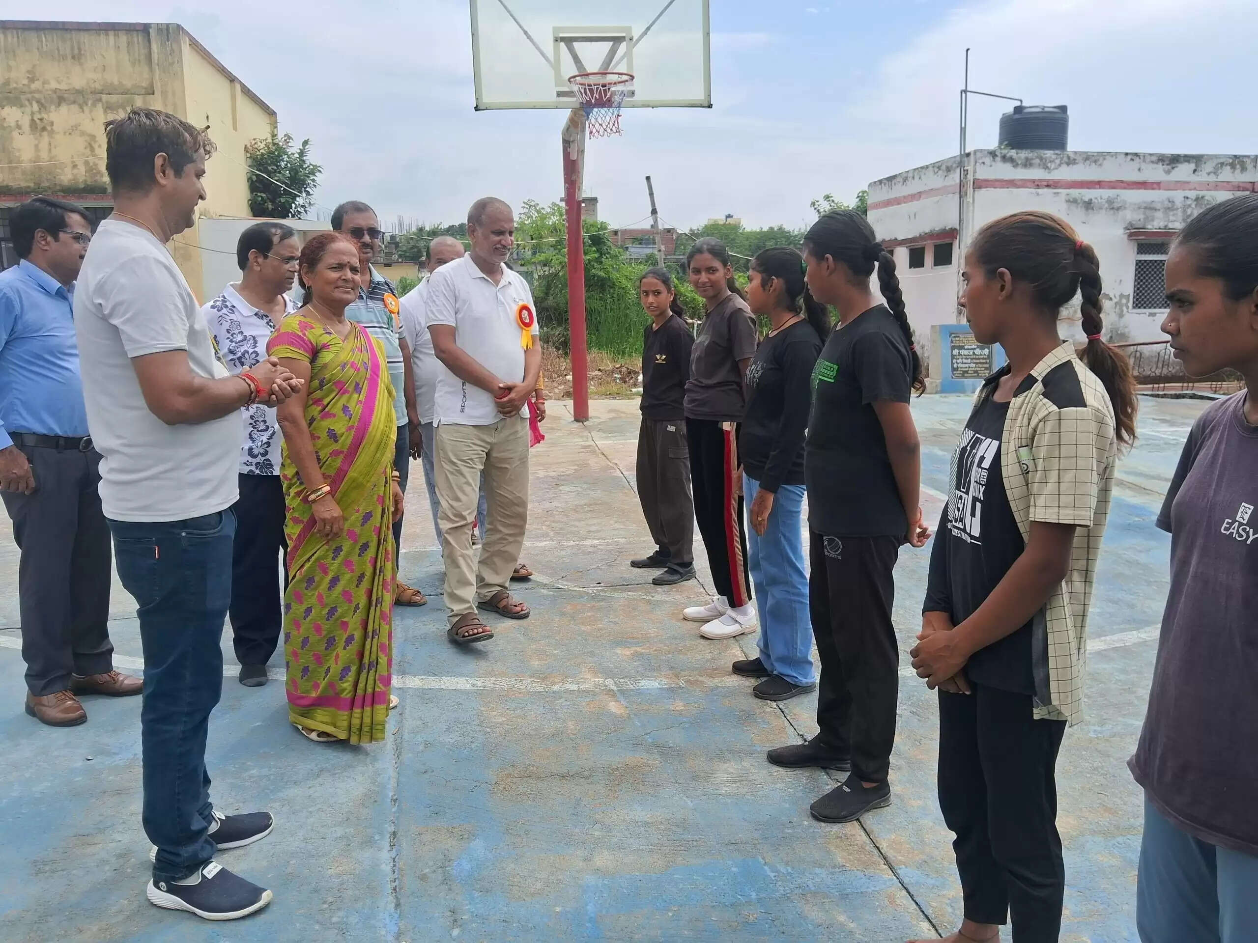 बास्केटबॉल प्रतियोगिता का आयोजन, नगर पालिका अध्यक्ष ने किया उद्घाटन