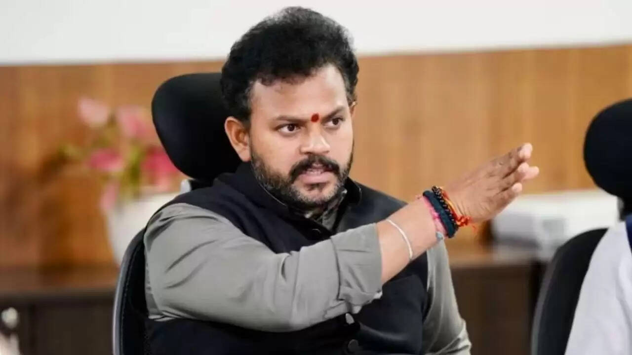 इंडिगो के उड़ान संकट पर सरकार का सख्त रुख