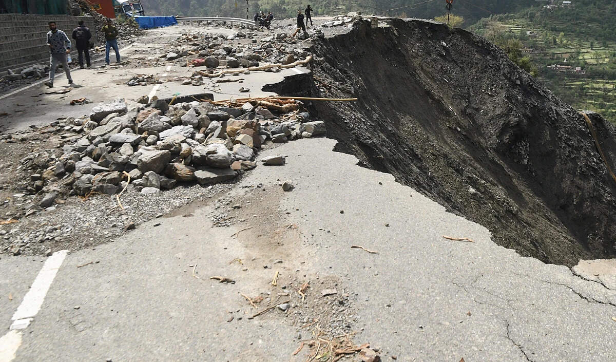 वियतनाम में भूस्खलन से बस दुर्घटना, छह की मौत और 19 घायल