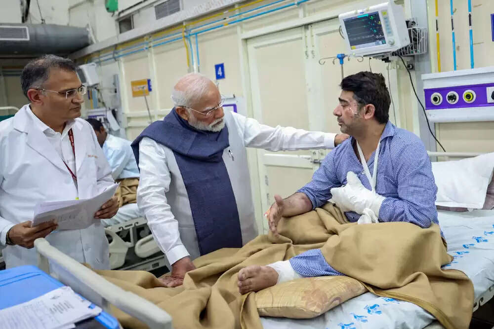 प्रधानमंत्री मोदी ने दिल्ली विस्फोट में घायलों से की मुलाकात