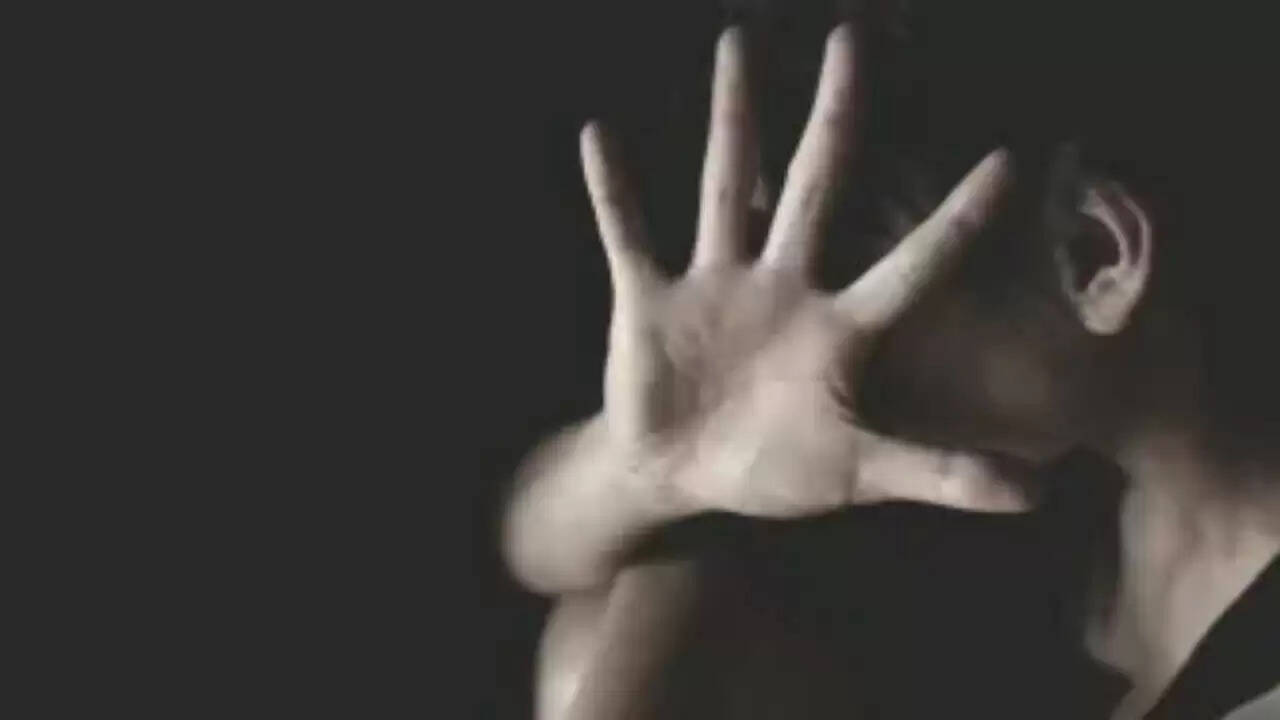 ब्रिटेन में किशोरी के साथ सार्वजनिक शौचालय में बलात्कार का मामला
