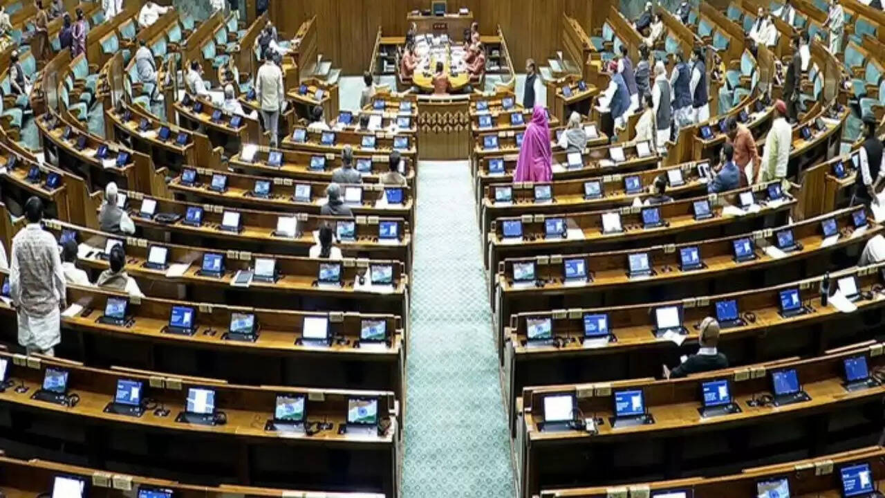 लोकसभा में हंगामे के बीच पीएम मोदी का संबोधन टला