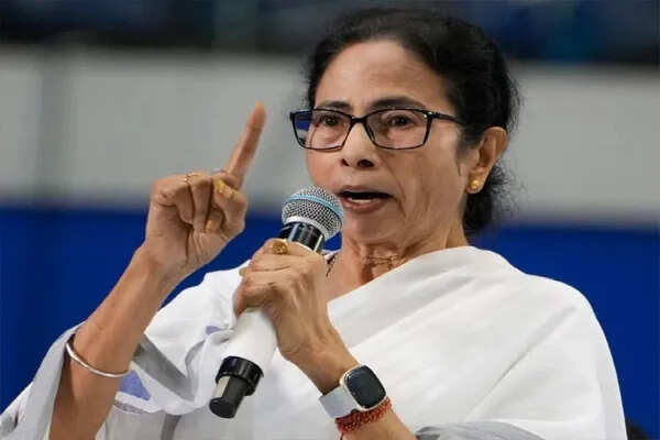 पश्चिम बंगाल में एक और अधिकारी की आत्महत्या, ममता बनर्जी ने SIR प्रक्रिया पर उठाए सवाल