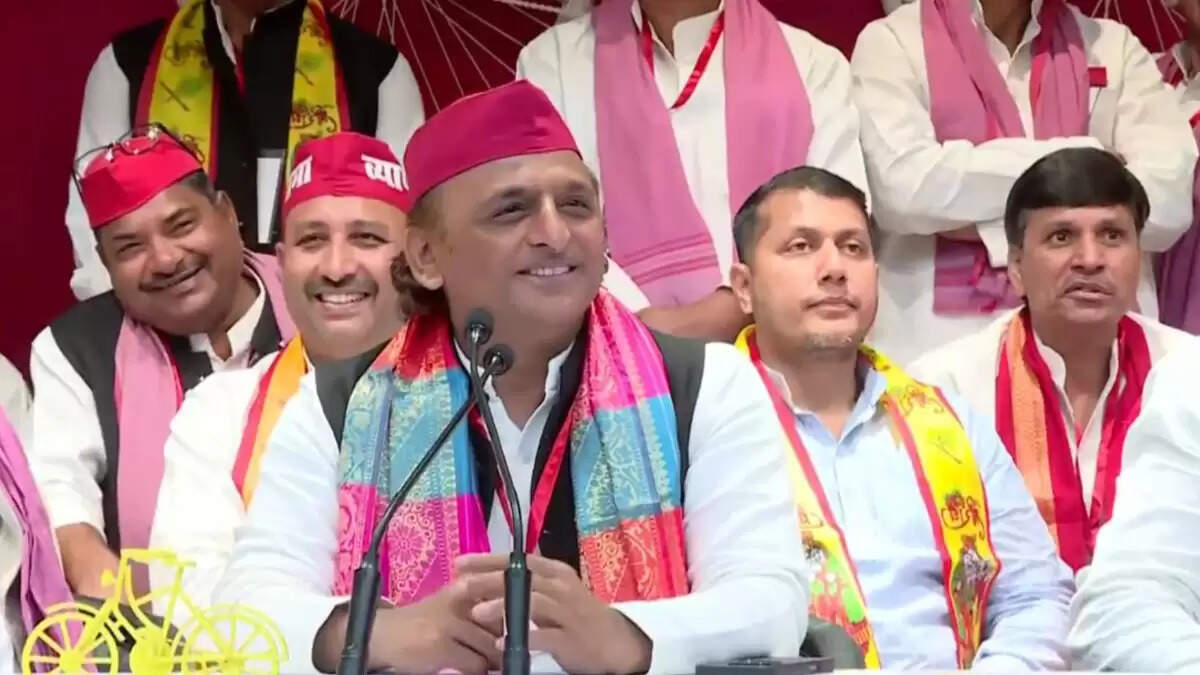 अखिलेश यादव ने कथावाचकों को सम्मानित किया, भाजपा पर लगाए गंभीर आरोप
