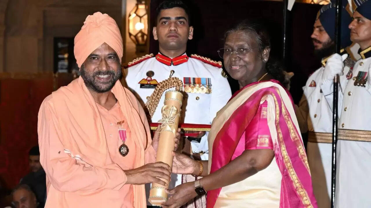 पश्चिम बंगाल में पद्मश्री कर्तिक महाराज पर गंभीर यौन शोषण का आरोप: क्या है पूरा मामला?