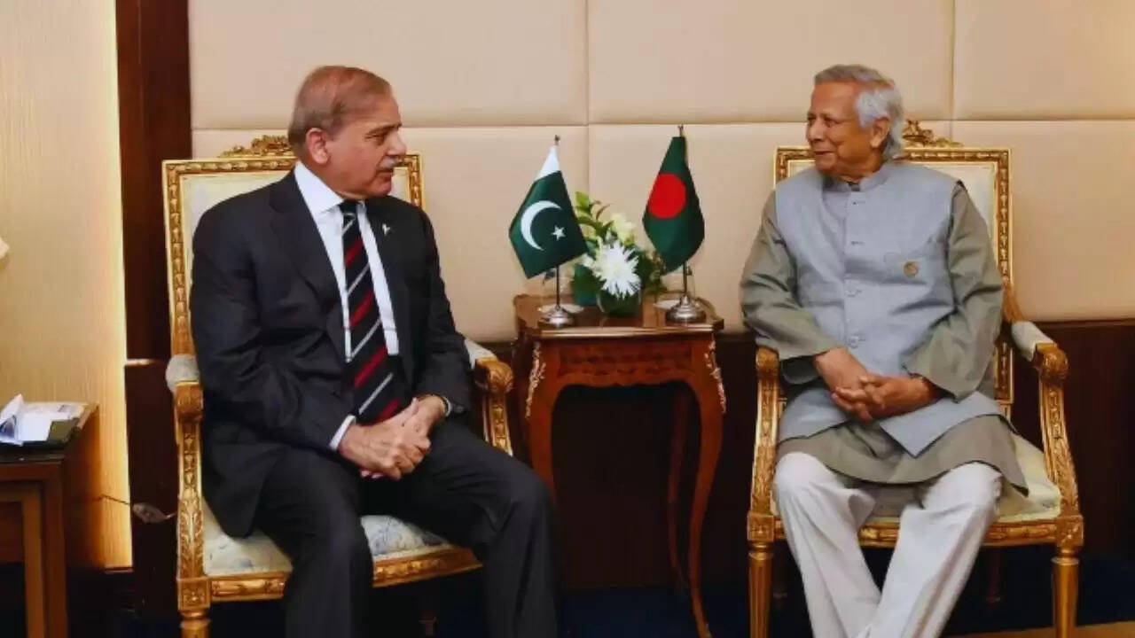 बांग्लादेश की राजनीतिक दिशा: क्या फिर से ईस्ट पाकिस्तान बनने की ओर बढ़ रहा है?