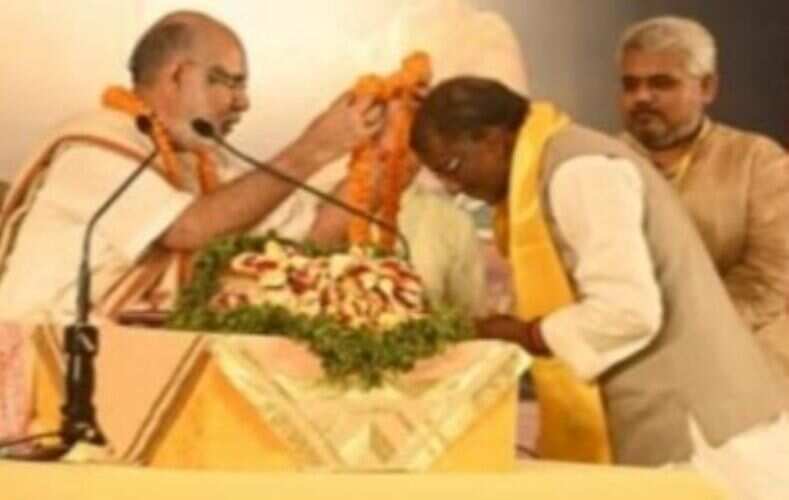 सिक्किम के राज्यपाल पहुंचे गड़ौली धाम, श्रीराम कथा का किया रसपान