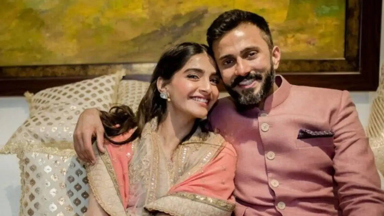 सोनम कपूर और आनंद आहुजा ने खरीदे 5 फ्लैट, स्थानीय निवासियों में नाराजगी