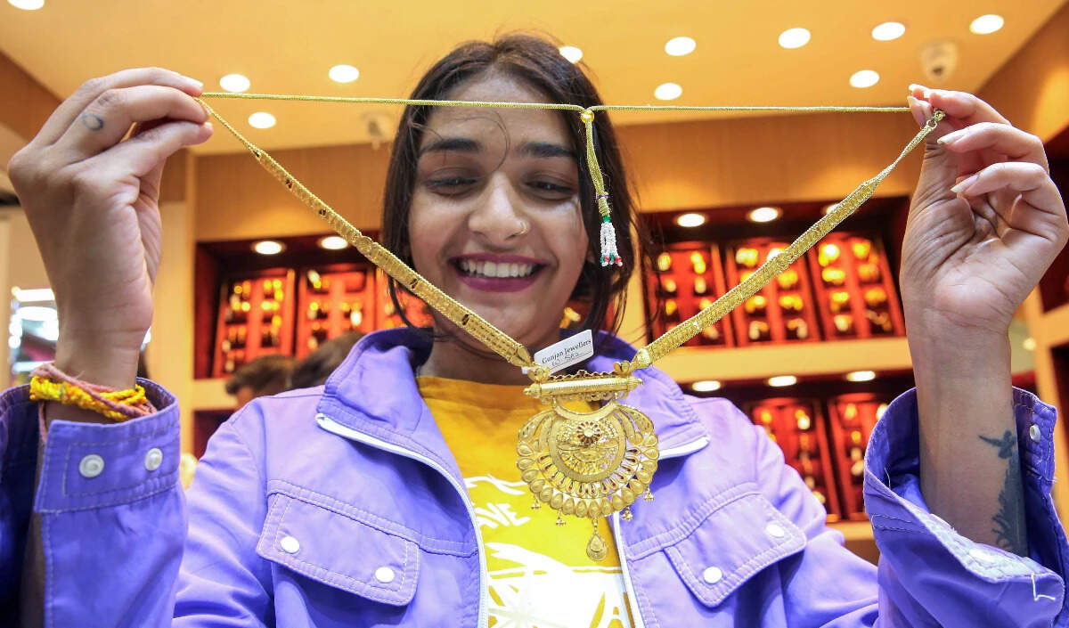 सोने और चांदी की कीमतों में हल्की गिरावट, लेकिन भविष्य की संभावनाएं सकारात्मक