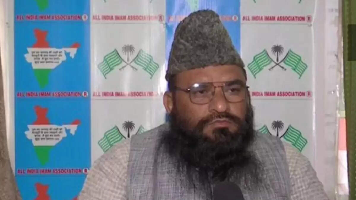 सपा सांसद डिंपल यादव पर टिप्पणी के बाद मौलाना साजिद रशीदी की पिटाई