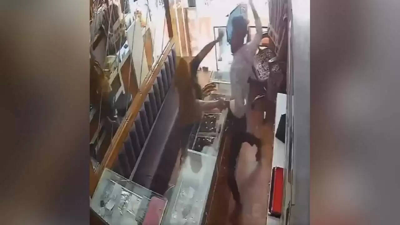अहमदाबाद में ज्वेलरी चोरी की कोशिश, दुकानदार ने दिखाई बहादुरी
