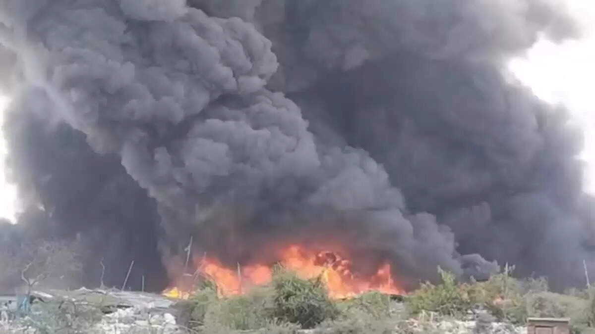 गाजियाबाद के इंदिरापुरम में भीषण आग, धुएं का गुबार दूर-दूर तक फैला