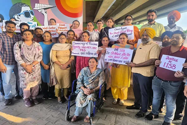 पंजाब के सहायक प्रोफेसरों के समर्थन में परगट सिंह का धरना