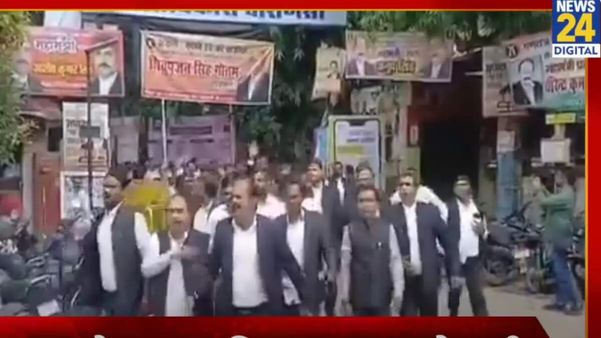 बनारस में पुलिस और वकीलों के बीच विवाद, 700 वकील सड़क पर उतरे