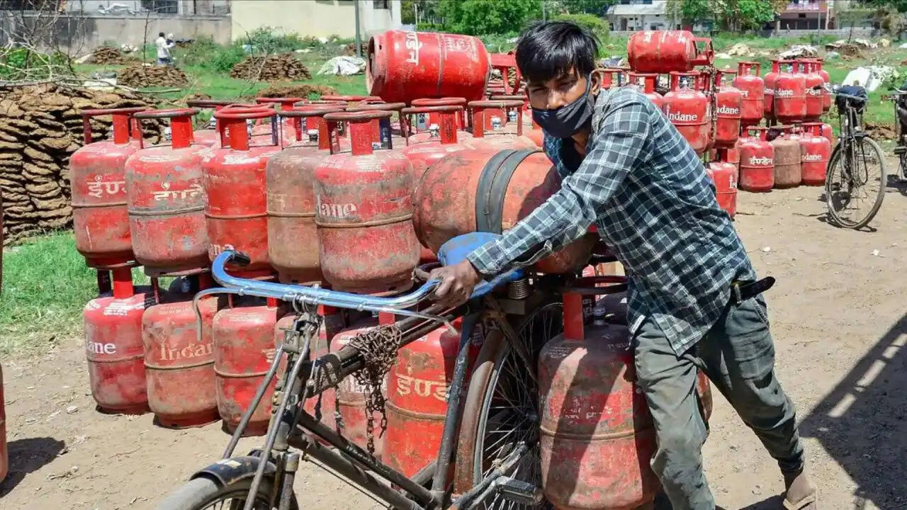 प्रधानमंत्री उज्ज्वला योजना में बदलाव: सब्सिडी वाले सिलेंडरों की संख्या में कमी