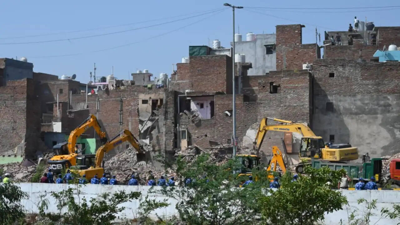 दिल्ली में अवैध निर्माणों के खिलाफ कार्रवाई, शालीमार बाग में सड़क चौड़ीकरण की प्रक्रिया शुरू