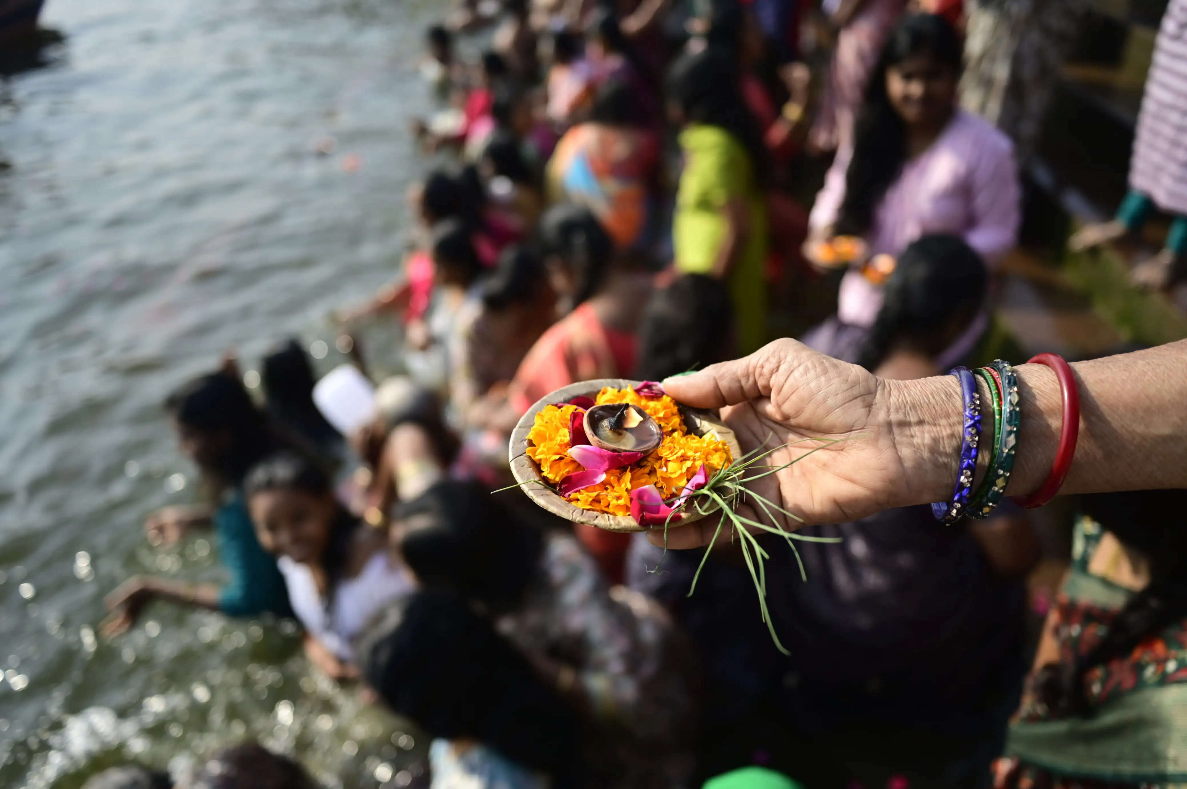 काशी तमिल संगमम : तमिल स्टार्ट-अप, इनोवेशन व रिसर्च ग्रुप ने हनुमान घाट पर किया गंगा स्नान