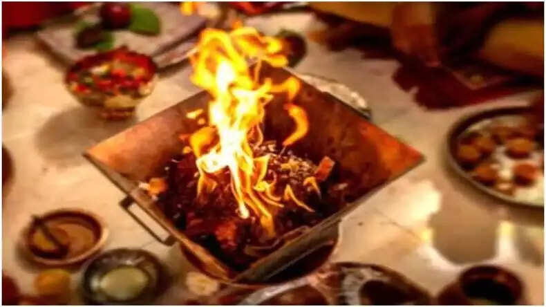 हवन की भस्म तिलक: कितने दिनों तक करें उपयोग और इसके लाभ