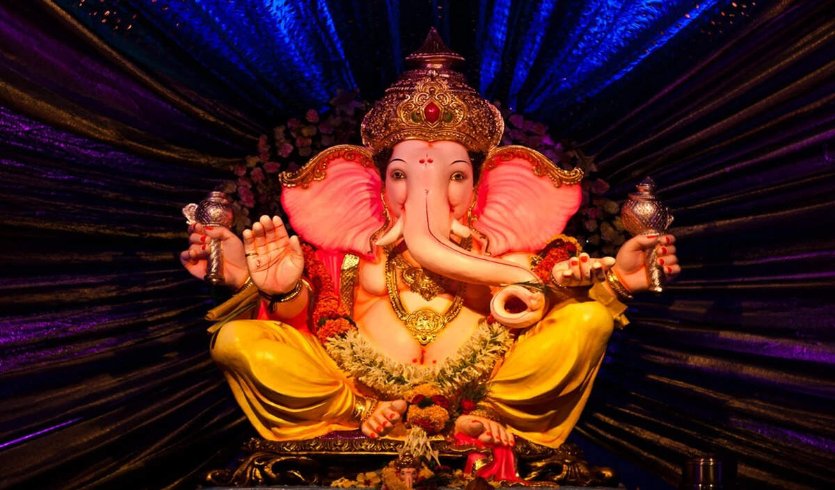 नई गाड़ी में भगवान की मूर्ति रखने के लाभ और सही विकल्प