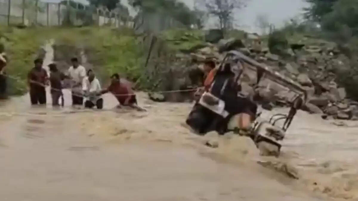 महाराष्ट्र में बाढ़ में फंसे परिवार की जान बचाने के लिए ग्रामीणों ने किया अद्भुत रेस्क्यू