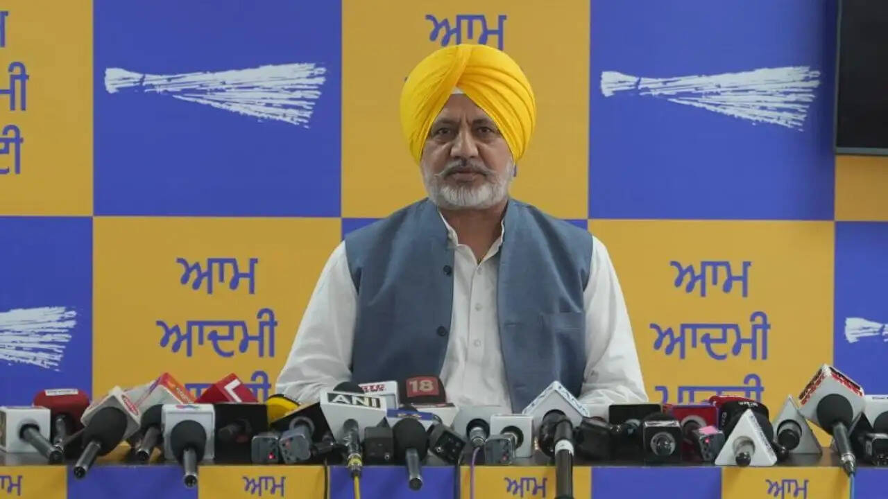 क्या सुखबीर सिंह बादल अपने कबूलनामे से मुकर रहे हैं? AAP ने उठाए गंभीर सवाल