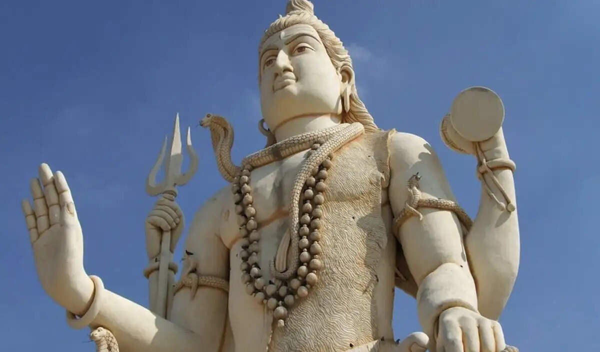 मुरुदेश्वर मंदिर: शिव की विशाल मूर्ति और रावण की पौराणिक कथा