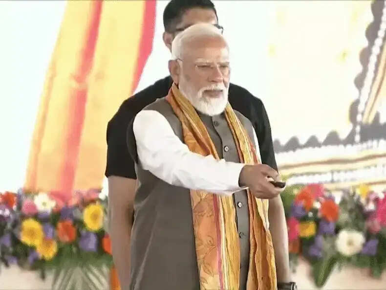 पीएम मोदी का बंगाल दौरा: विकास परियोजनाओं का उद्घाटन और कानून का राज