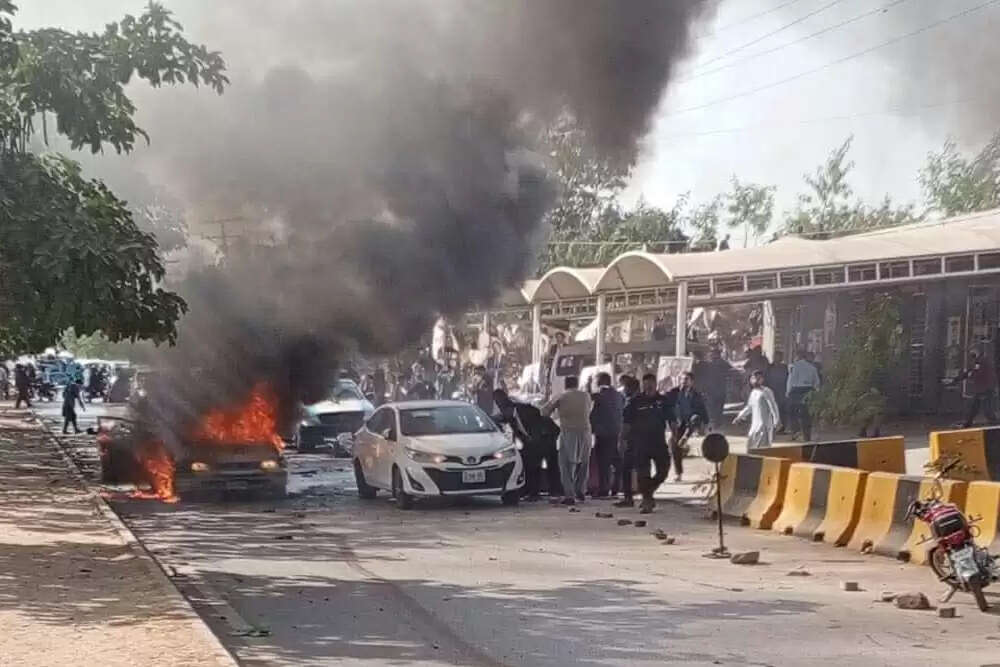 इस्लामाबाद में आत्मघाती हमले से 12 की मौत, रक्षा मंत्री ने कहा 'वेक-अप कॉल'