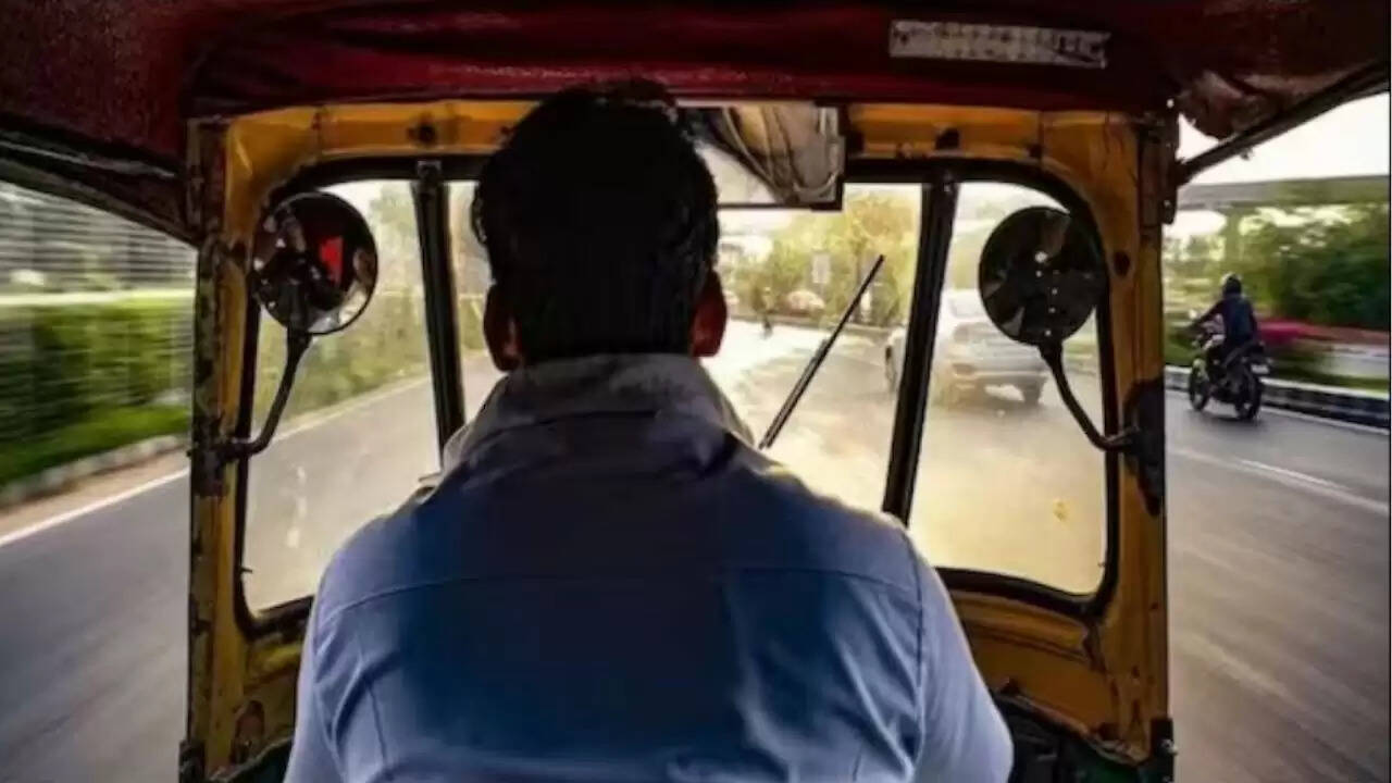 महिला की ऑटो यात्रा में चालक की असभ्यता ने सोशल मीडिया पर मचाई हलचल