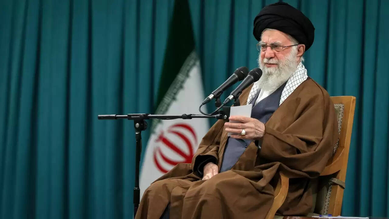 ईरान के नेता खामेनेई ने ड्रेस कोड का किया बचाव, पश्चिमी पूंजीवाद पर उठाए सवाल