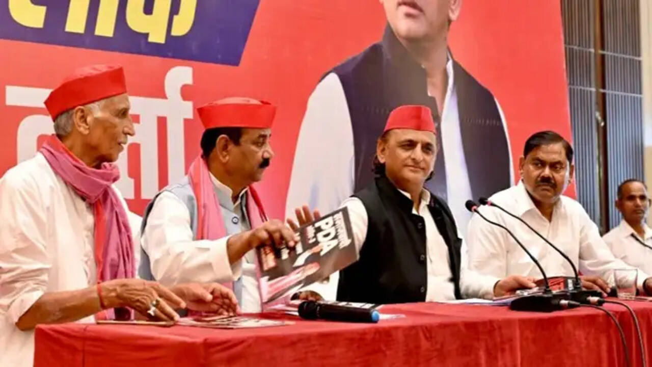 अखिलेश यादव ने प्रयागराज में पेपर लीक पर भाजपा सरकार को घेरा