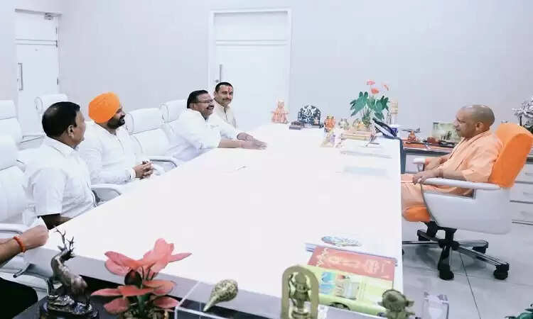 योगी आदित्यनाथ से ट्रांस शारदा क्षेत्र की समस्याओं पर चर्चा