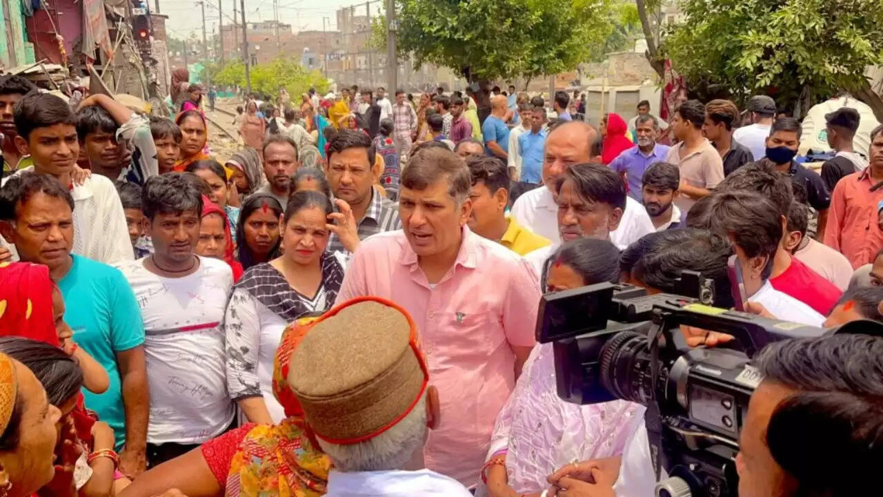 दिल्ली में झुग्गीवासियों के लिए AAP का संघर्ष: भाजपा पर गंभीर आरोप