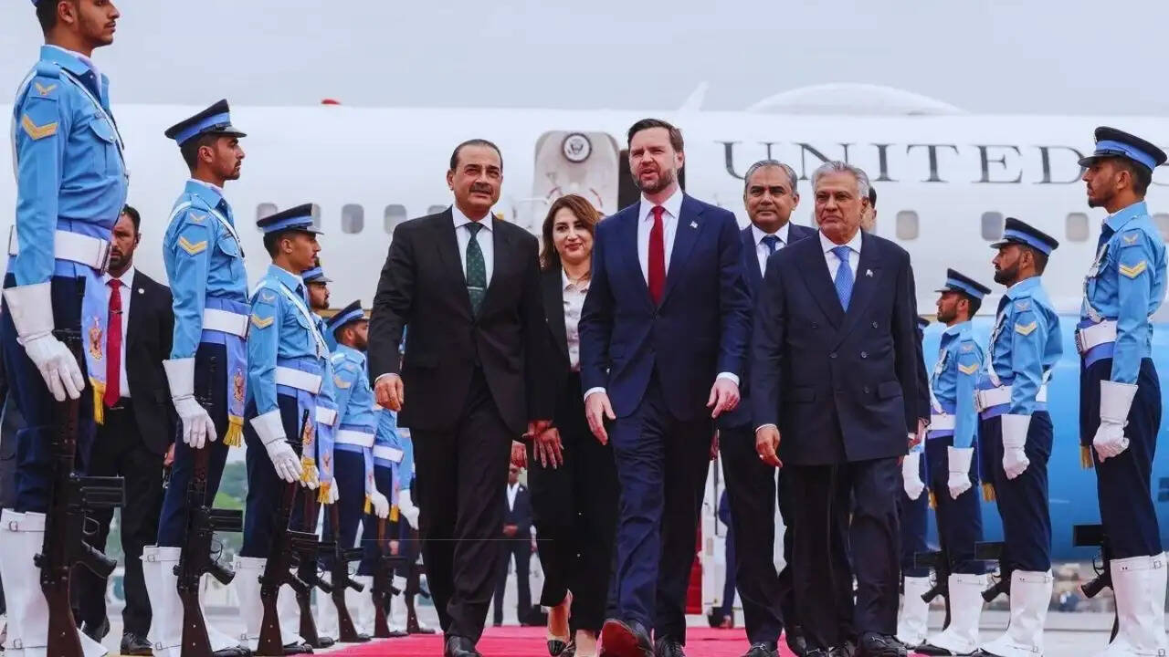 इस्लामाबाद में ईरान के साथ वार्ता के लिए पहुंचे अमेरिकी उपराष्ट्रपति जेडी वेंस