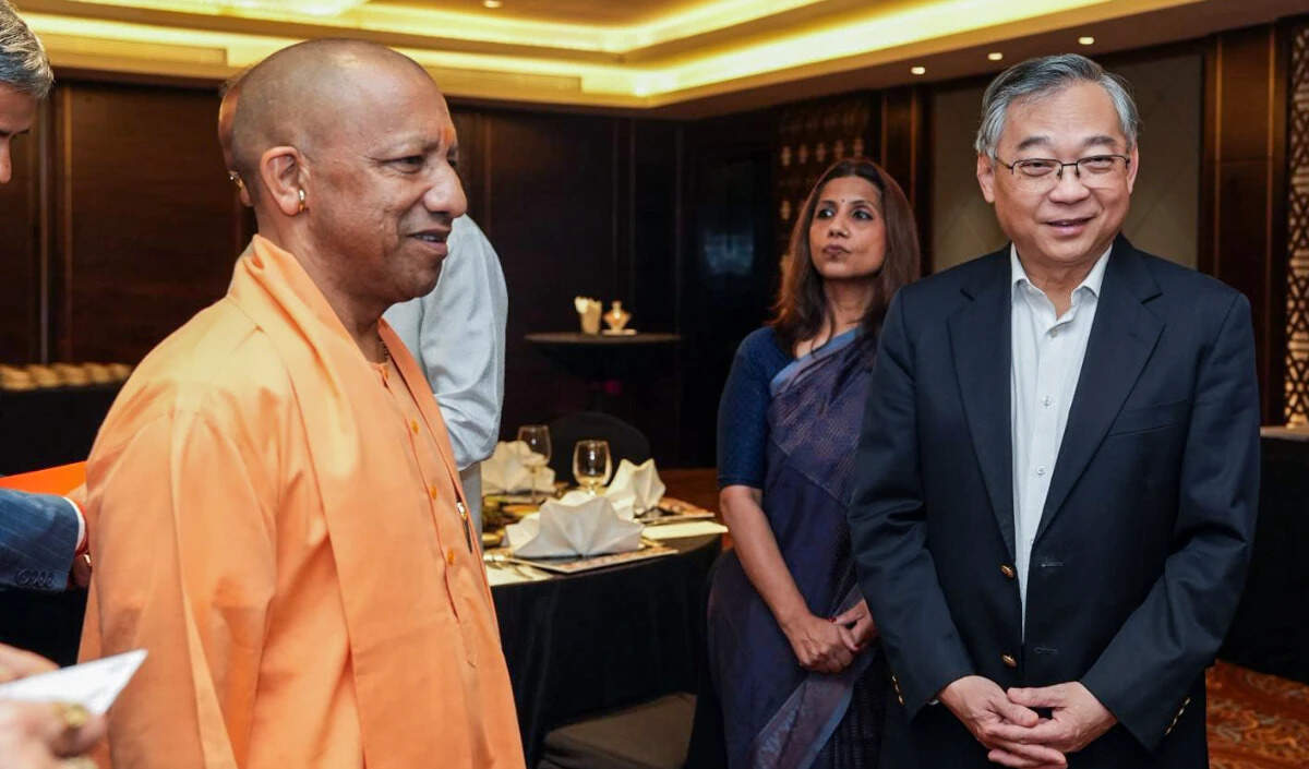 उत्तर प्रदेश ने सिंगापुर में किया बड़ा निवेश समझौता, जेवर हवाई अड्डा बनेगा लॉजिस्टिक्स केंद्र