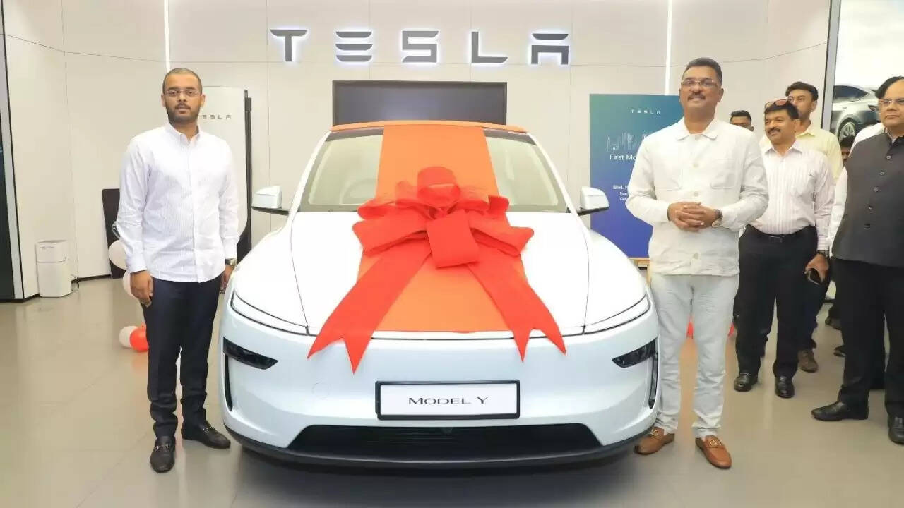 भारत में टेस्ला Model Y की पहली डिलीवरी: परिवहन मंत्री बने पहले ग्राहक