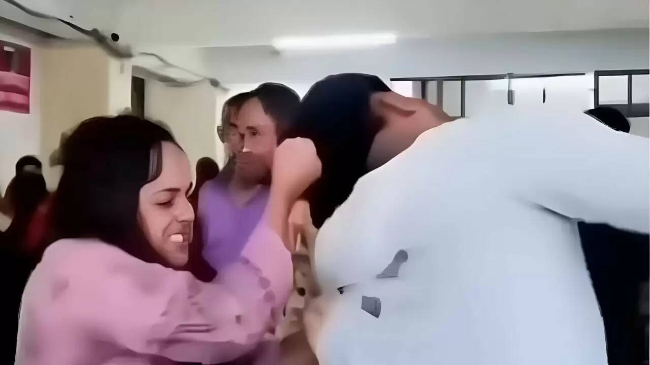 कर्नाटक में महिला द्वारा पति की पिटाई का वायरल वीडियो