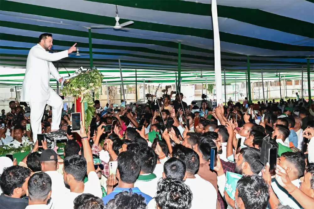 तेजस्वी यादव का नया नारा: माई-बाप समीकरण और जातीय राजनीति