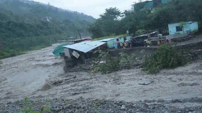 देहरादून में बादल फटने से आई बाढ़, 8 लोगों की मौत