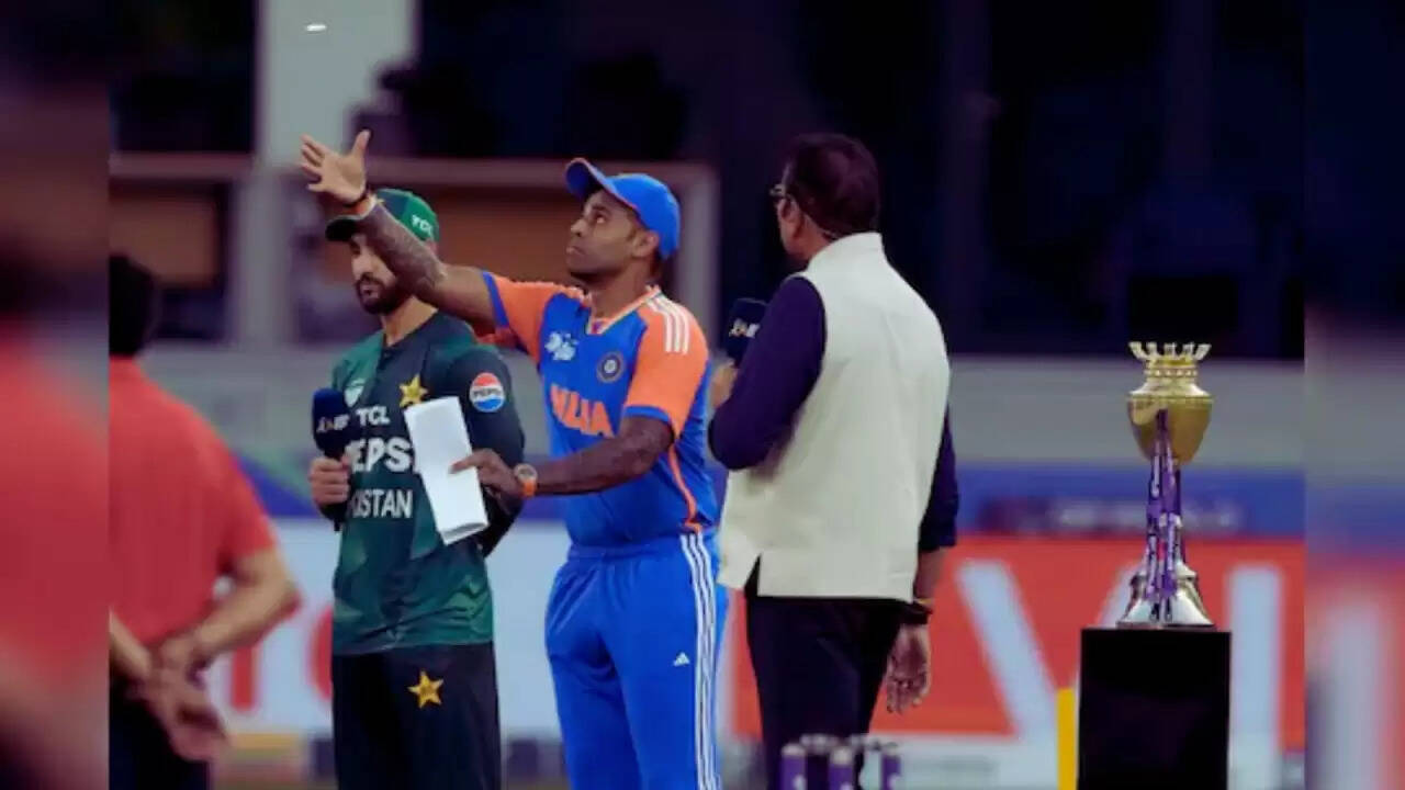 Asia Cup 2025: सूर्यकुमार यादव का टॉस पर पाकिस्तान के कप्तान से हाथ न मिलाने का विवाद