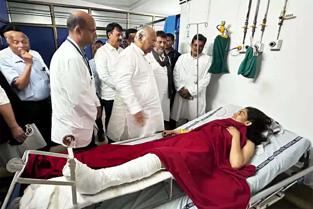 कांग्रेस अध्यक्ष खड़गे ने विमान हादसे के पीड़ितों से की मुलाकात