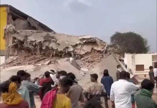 प्रयागराज में कोल्ड स्टोरेज ढहने से 20 लोग फंसे, राहत कार्य जारी