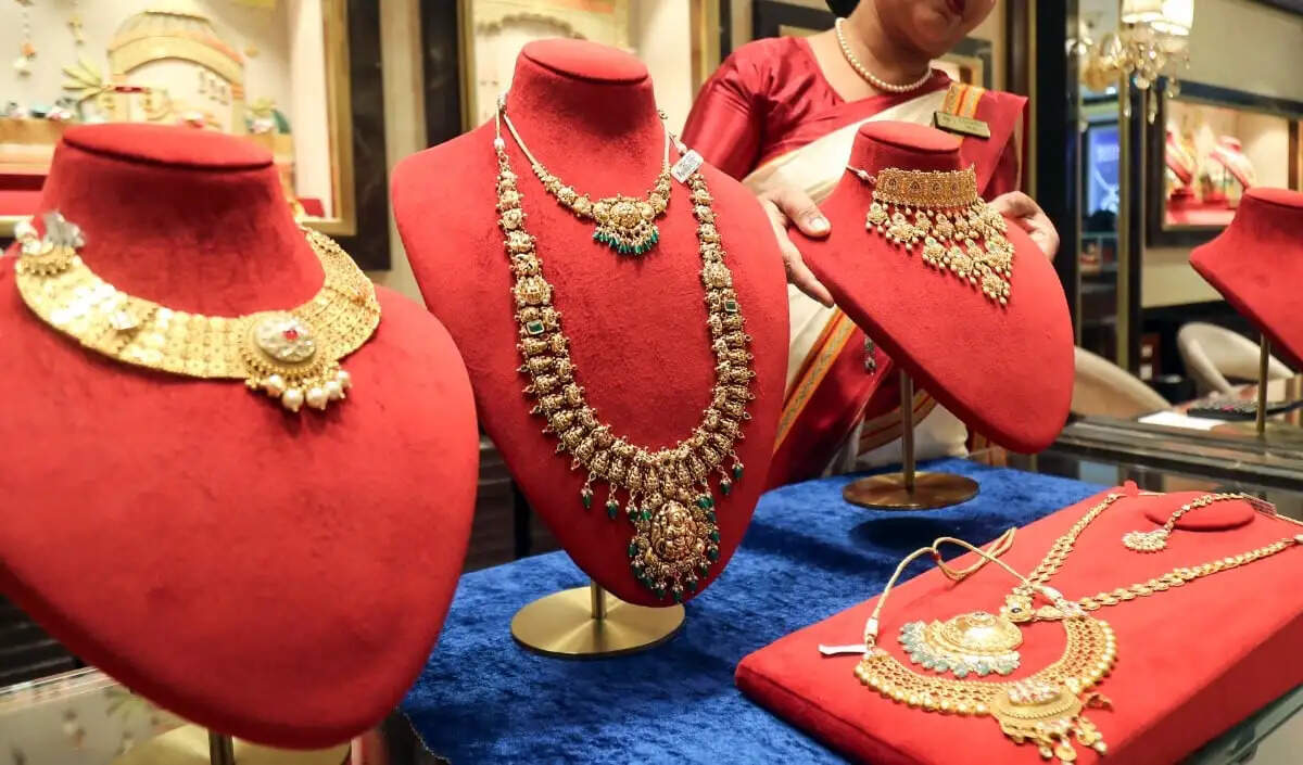 वैश्विक तनाव के बीच सोने और चांदी की कीमतों में उछाल