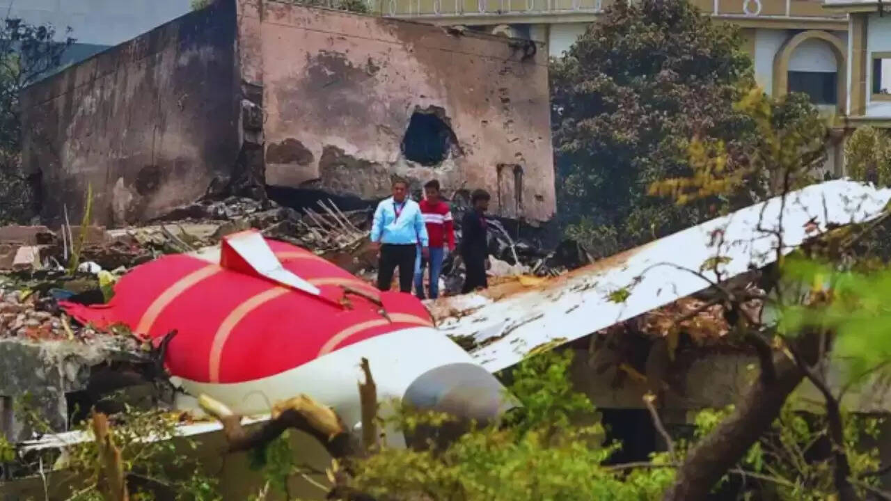 Ahmedabad Plane Crash: क्या पायलटों की गलती थी या तकनीकी खामी?