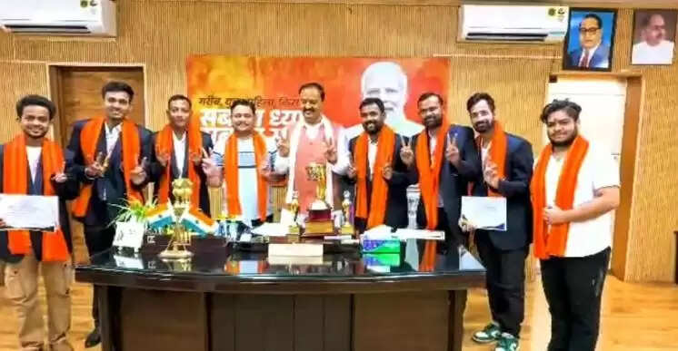 केशव प्रसाद मौर्य ने बधिर क्रिकेट टीम का स्वागत किया