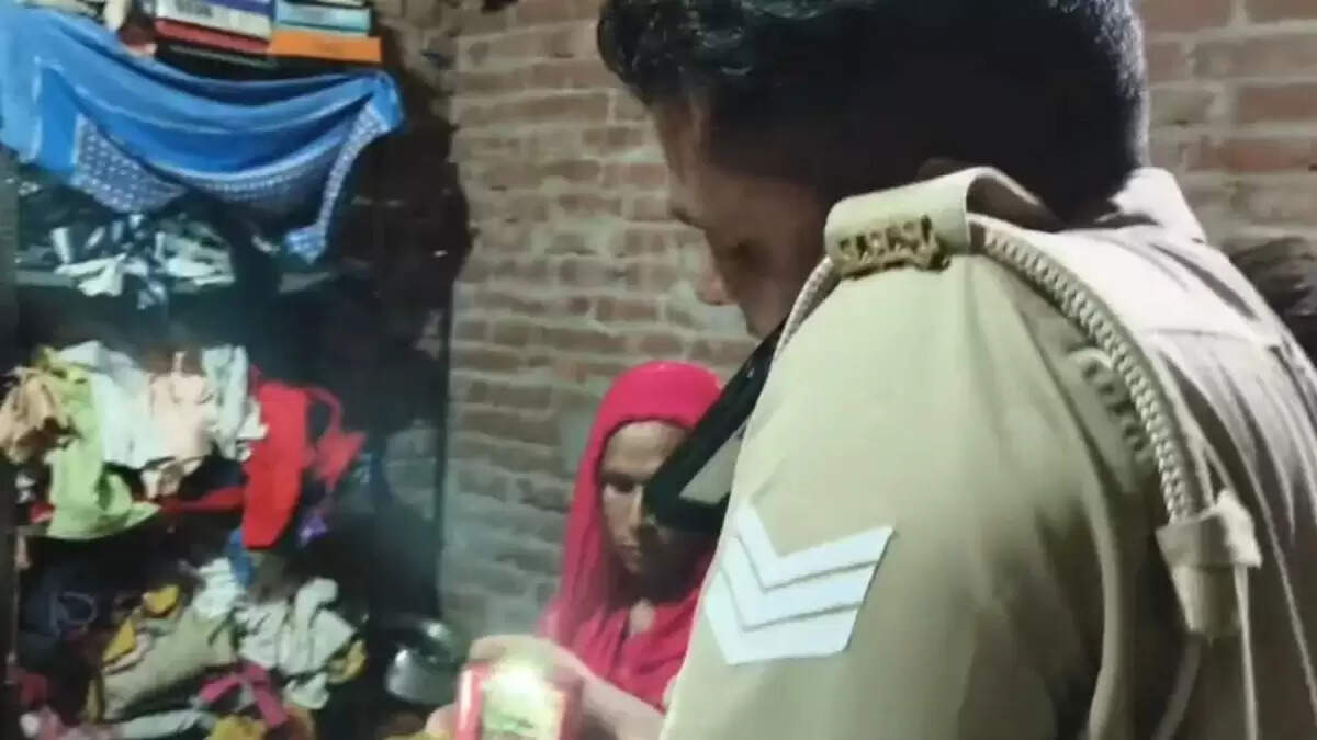 हापुड़ में दिनदहाड़े महिला से तीन लाख रुपये की लूट