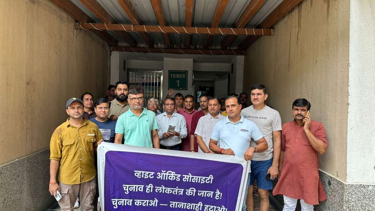 ग्रेटर नोएडा वेस्ट में निवासियों का एओए के खिलाफ प्रदर्शन
