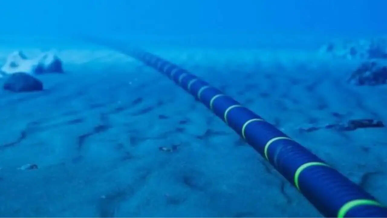 लाल सागर में इंटरनेट केबल कटने का खतरा: भारत पर संभावित प्रभाव