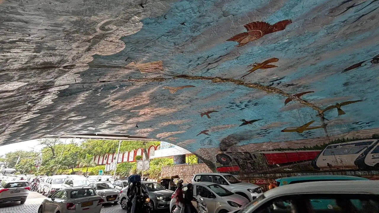 दिल्ली का मिंटो ब्रिज: जर्जर हालत में, सुरक्षा पर खतरा